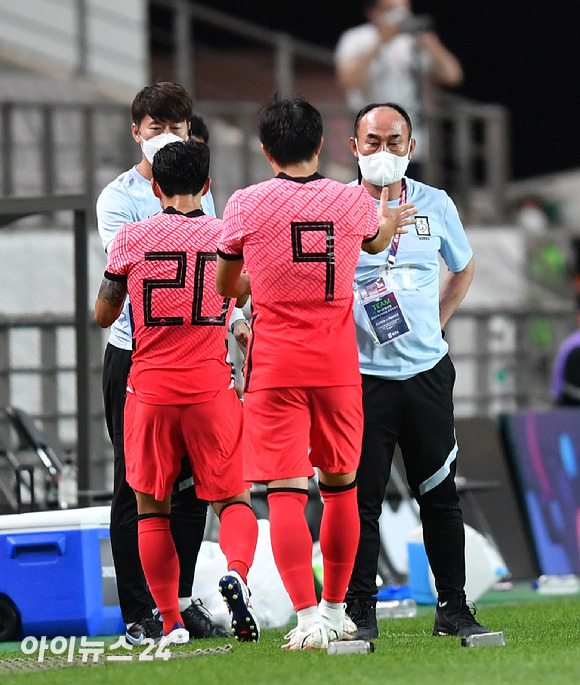 대한민국 김학범 감독이 16일 오후 서울월드컵경기장에서 진행된 하나은행 초청 올림픽 축구대표팀 평가전 대한민국과 프랑스의 경기에서 선제골을 넣은 권창훈과 하이파이브를 하고 있다. [사진=김성진 기자]