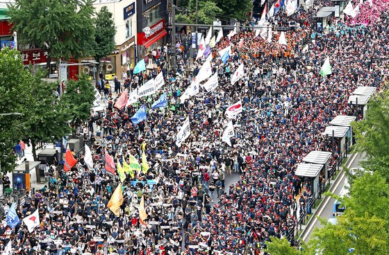 3일 오후 종로3가에서 민주노총 조합원들이 노동법 전면 개정 등을 요구하며 도로를 점거한 채 전국노동자대회를 열고 있다. 연합뉴스