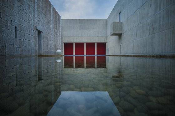 명정에 들어가면 물과 돌의 공간이 있다. 오래 머물며 명상하기 좋다. 권혁재 사진전문기자