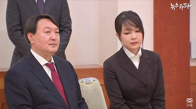 ▲윤석열 전 검찰총장과 부인 김건희씨가 지난 2019년 7월 검찰총장 임명장 수여식을 마친 뒤 청와대에서 문재인 대통령과 환담을 나누고 있다. 사진=뉴스타파 갈무리
