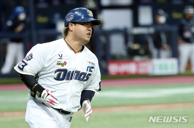 [서울=뉴시스] 이영환 기자 = 24일 오후 서울 구로구 고척스카이돔에서 열린 KBO 한국시리즈 6차전 NC 다이노스와 두산 베어스의 경기, 6회말 1사 2루에서  NC 박석민이 1타점 적시타를 날린 후 베이스를 향해 달리고 있다. 2020.11.24. 20hwan@newsis.com