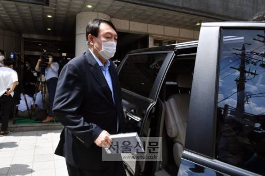 - 윤석열 전 검찰총장이 15일 서울 종로구 경희궁길 반기문재단에서 반 전 UN 사무총장을 예방한 후 재단을 나서고 있다.2021. 7. 15 김명국 선임기자 daunso@seoul.co.kr