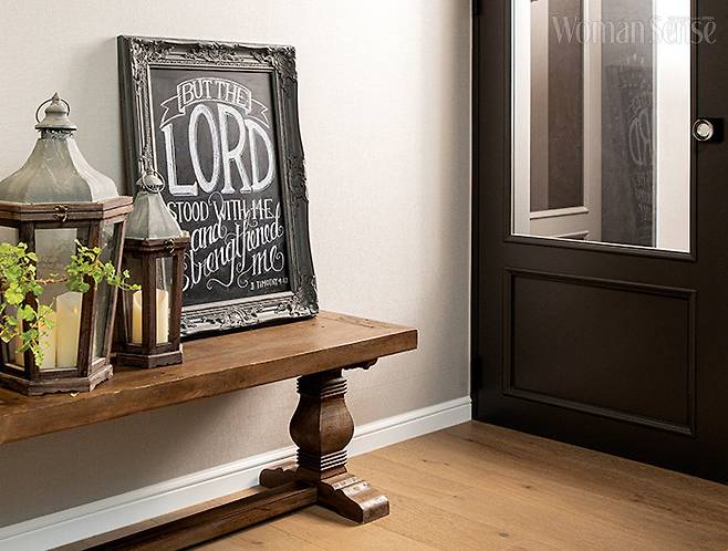 거실 앞쪽에는 테이블 대신 벤치에 조명과 레터링 보드 등을 올려놓았다.