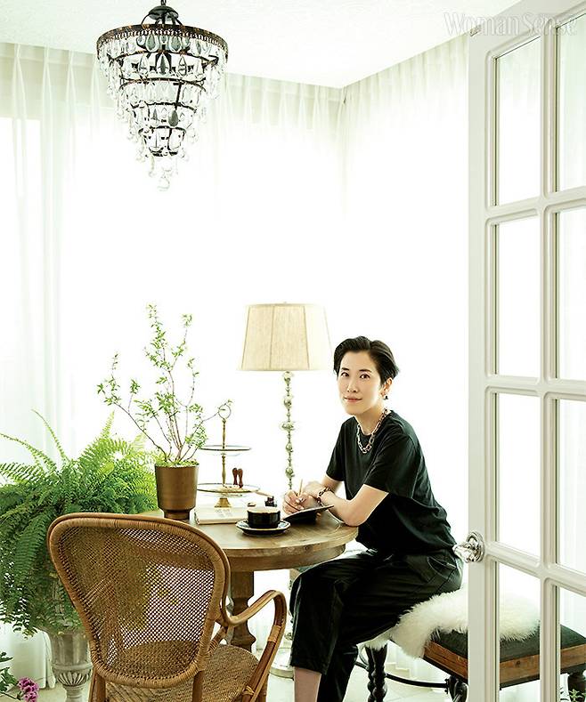 빛이 잘 드는 선룸 역시 조명으로 포인트를 줬다.