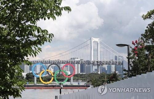 [올림픽] 도쿄올림픽 일주일 앞으로 (도쿄=연합뉴스) 이지은 기자 = 올림픽 개막을 일주일 앞둔 16일 도쿄 오다이바 지역의 오륜기 조형물과 레인보우 브릿지. 2021.7.16 jieunlee@yna.co.kr