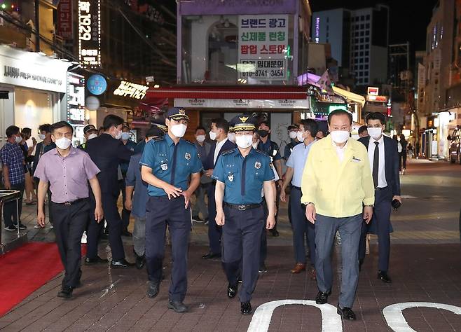 홍대 클럽 거리 찾은 김창룡 경찰청장(가운데) [경찰청 제공]