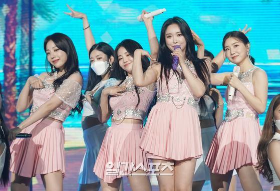 The group Brave Girls is performing on stage at the 2021 Together Again K-POP Concert held at the SK Olympic Handball Stadium in Songpa District, Seoul on the afternoon of the 17th.