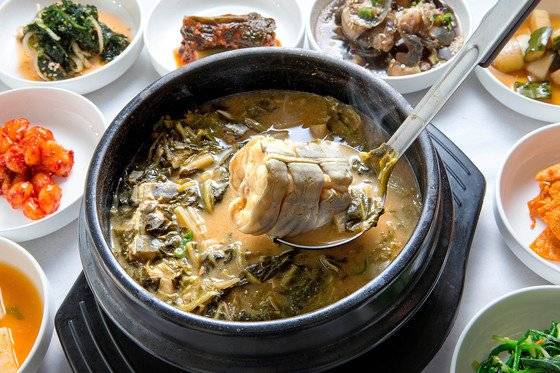 전남 여수에서 먹은 장어탕. 장어탕의 장어가 붕장어다. 여수에서 먹은 장어탕은 살코기가 두툼했다. 장어탕은 지역마다 다르게 나온다. 살이 완전히 풀어질 때까지 푹 끓여낸 장어탕도 있다. 손민호 기자