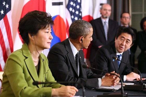 2014年 3月オランダヘイグアメリカせりふ官邸で開かれた韓米日 3国首脳会談でパク・グンヒェ大統領がボラックオバマアメリカ大統領右側に座ってAbe信條日本総理の皆発言を聞いている.  [青瓦台写真記者団]