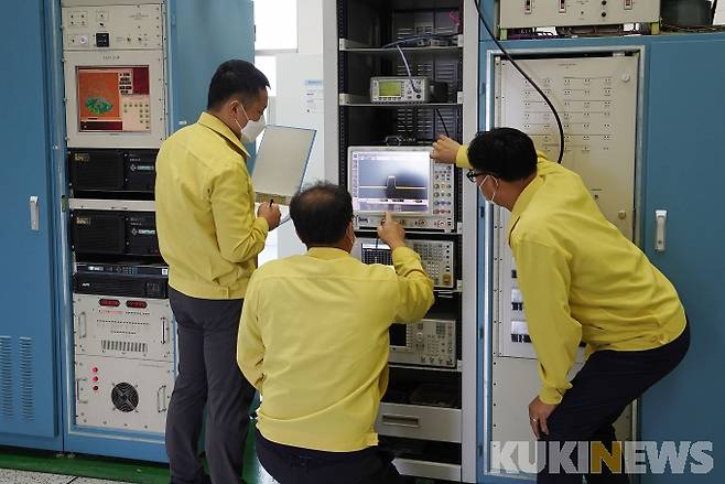 강우레이더 장비실에서 계측기를 이용해 레이더 장비를 점검하는 모습.