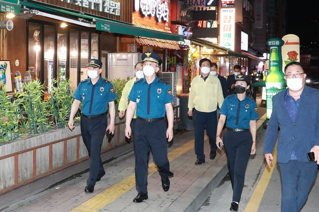 [수원=뉴시스] 17일 오후 경기 수원시 인계동 일대 유흥가 및 식당가 밀집지역에서 김원준 경기남부경찰청장이 코로나19 방역상황을 점검하고 있다. 2021.7.17. (사진=경기남부경찰청 제공) *재판매 및 DB 금지