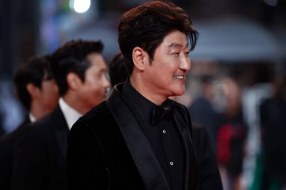 칸 레드카펫을 걷고 있는 송강호/사진제공=쇼박스