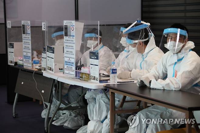 인천공항 검역 요원들 [연합뉴스 자료 사진]