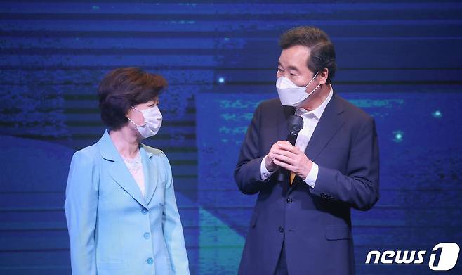 추미애 전 법무부 장관과 이낙연 더불어민주당 전 대표가 1일 서울 여의도 글래드호텔에서 열린 공명선거 실천 서약식 및 프레스데이 사전행사 '너 나와'에서 대화를 하고 있다. 2021.7.1/뉴스1 © News1 오대일 기자