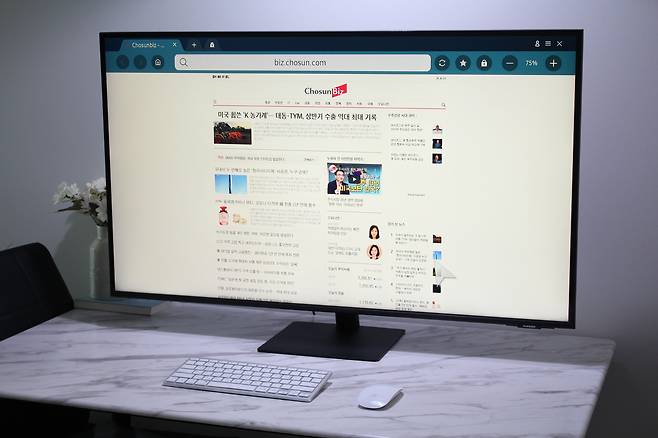 삼성전자의 스마트 모니터 M7은 43인치 큰 화면으로 평상시에는 TV로 쓰다가 필요에 따라 노트북이나 스마트폰에 연결해 큰 화면을 즐기는 데 적합하다. PC 없이 무선 인터넷을 연결해 웹서핑을 하는 모습. /윤진우 기자