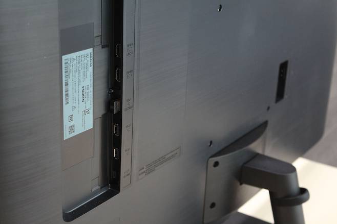 후면에는 HDMI 단자 2개,  USB 단자 3개, USB 3.0 단자 1개가 있다. /윤진우 기자