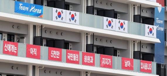 대한체육회가 지난 14일 일본 도쿄 주오구 도쿄올림픽 선수촌 내 한국 선수단 숙소층에 부착한 일명 '이순신 장군 현수막'. 정치적 메시지라며 철거를 요청한 국제올림픽위원회(IOC)의 압력이 지난 17일 떼고, '범 내려온다'는 새 현수막을 내걸었다. 뉴스1