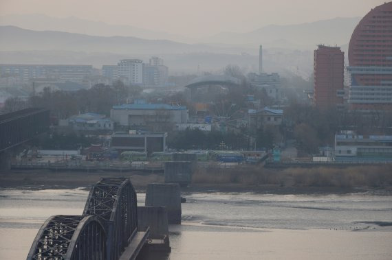 지난 3월 19일 중국 랴오닝성 단둥에서 바라본 압록강 너머 북한 신의주의 모습.로이터뉴스1