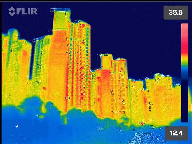 전국적으로 소나기가 내린 17일 저녁 열화상 카메라로 촬영한 경기도 고양시의 한 아파트 건물이 붉게 표시되고 있다. 열화상 카메라로 촬영된 이 사진에서 높은 온도는 붉은색으로, 낮은 온도는 푸른색으로 표시된다. 소나기가 쏟아졌음에도 낮에 햇볕에 달궈진 건물이 식지 않고 있다. 연합뉴스