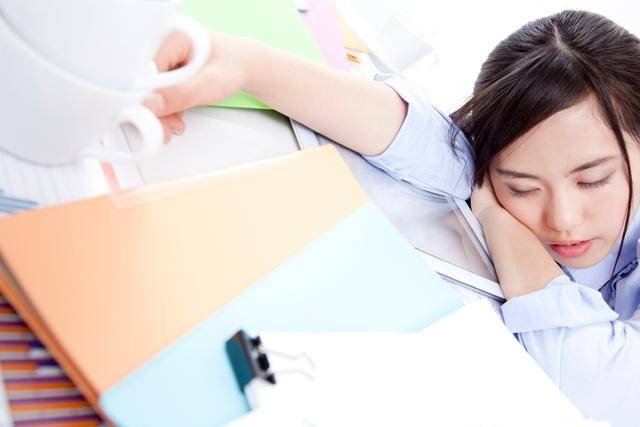 밤에 잠을 제대로 자려면 되도록 낮잠을 삼가야 한다. 낮잠을 자더라도 30분 이내로 자는 것이 좋다. 게티이미지뱅크