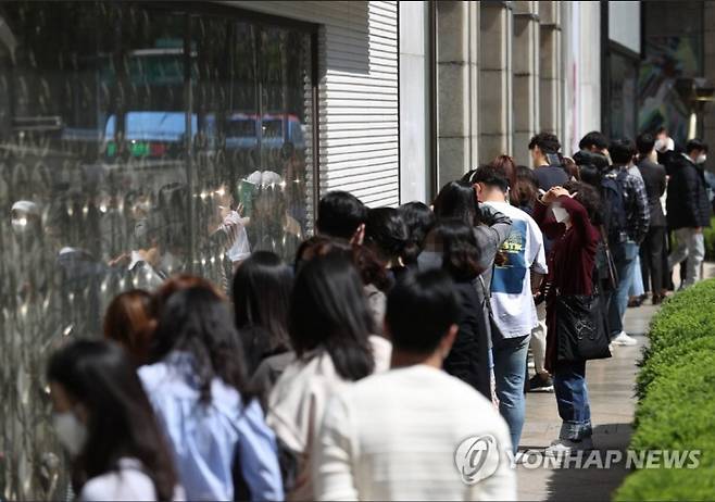 서울 중구 롯데백화점 본점 명품관에 고객들이 줄을 선 모습. 사진은 본 기사와 무관함. [사진=연합뉴스]