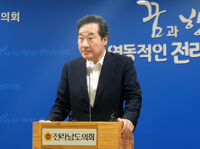 15일 오후 전라남도의회 5층 브리핑룸에서 더불어민주당 대권 주자인 이낙연 전 대표가 기자들을 만나 질문에 답변을 하고 있다./사진=뉴스1