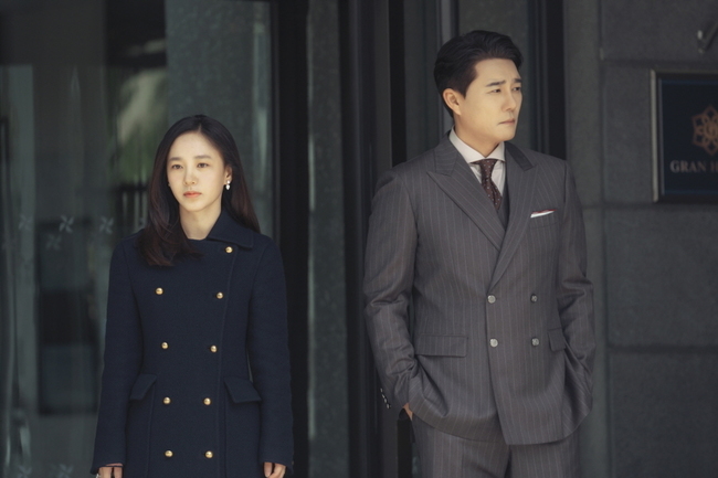 Lee Tae-gon and Park Joo-mi, Marriage Lyrics Divorce Composition 2, create tension.TV CHOSUN weekend mini series Marriage Writer Divorce Composition 2 (Phoebe, Lim Sung-han)/director Yoo Jung-joon, Lee Seung-hoon/Produce Highground, Jidam Media, Green Snake Media/hereinafter Girl Song 2) is the most happy 40-year-old husbands Affair, With the renewal of viewer ratings, TV viewer ratings are breaking through the 13% wall, and TV CHOSUN dramas are setting a new historical record of rewriting the best TV viewer ratings ever.In the last broadcast, Lee Tae-gon went to the Pyeongchang-dong house where Kim Dong-mi (Kim Bo-yeon) originally lived, avoiding the angry Safi-young (Park Joo-mi), and struggled to prevent divorce by appealing to Lee Si-eun (Jeon Soo-kyung), who is close to Safi-young.However, after the growing sense of betrayal of Shin Yu-shin, Safiyoung told her daughter Jia (Park Seo-kyung) that she would live alone for a while.In this regard, Lee Tae-gon and Park Joo-mis dangerous movement of the couple are caught and attention is focused. This scene is after the 11th ending, which predicted the reunion of Shin Yu-shin and Safi-young.Shinyushin and Safi Young, who came out of the hotel with a heavy atmosphere, turn away from each other with a serious expression and head to the car of Shinyushin, which was driven by a substitute parking driver.Safi Young, who is going to drive, is blocked and Shin Yu-shin, who is leading the way, and Safi Young, who looks at it from behind, is somewhat uneasy.I wonder where the two people who showed their divorce and the pole position are going, and what kind of decision will be made by the couple in their 40s who are wrong with the Affair.Lee Tae-gon and Park Joo-mi are masters of immersive expressions that quickly attract viewers into the drama, the production team said. Please pay attention to the blue that Safiyoung, who suggested a small meeting, will raise and the response of Shin Yu-shin, who was driven to the end of the crisis.9 p.m. (Photo Provision = Jidam Media)