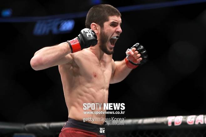 ▲ '하빕 후배' 이슬람 마카체프가 옥타곤 8연승을 신고했다.