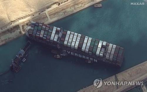 이집트 수에즈운하에 좌초한 대형 컨테이너선 에버기븐호, 촬영일 2021년 3월27일 [epa=연합뉴스 자료사진]