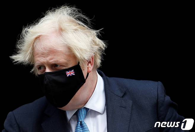 보리스 존슨 영국 총리가 마스크를 쓴 채 다우닝 스트리트를 걷고 있다. © 로이터=뉴스1