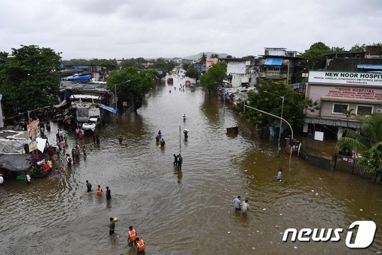 인도에서 몬순 폭우에  물에 잠긴 도로. © AFP=뉴스1