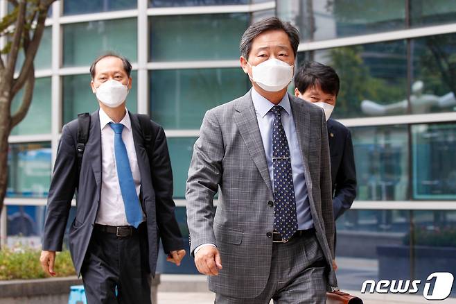 윤석열 검찰총장 측 이완규(왼쪽부터), 이석웅, 손경식 변호사가 윤 전 총장의 법무부장관 상대 징계처분 취소소송 첫 변론기일인 19일 오후 서울 서초구 행정법원에 도착하고 있다. 2021.7.19/뉴스1 © News1 안은나 기자