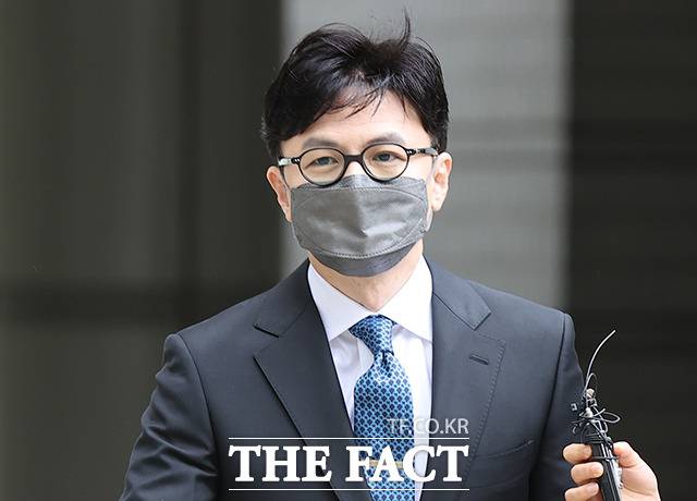 한동훈 사법연수원 부원장(검사장)은 자신의 휴대전화 비밀번호를 공개하라는 여당 의원의 요구에 "차고 넘치는 증거들은 다 어디가고 1년 넘게 앵무새처럼 비밀번호 타령만 하고 있다"고 일갈했다./이동률 기자