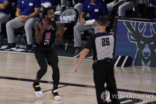 NBA서 선수가 파울 선언에 항의하다 퇴장당하는 모습을 볼 수 있다. 사진은 지난 해 NBA 시즌서 심판 판정에 의해 퇴장 조치 당하는 LA 클리퍼스 패트리 베벌리. [AP=연합뉴스 자료사진]