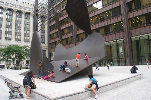 더 피카소의 하단 경사면은 어린이들의 미끄럼틀로 사랑받고 있다.