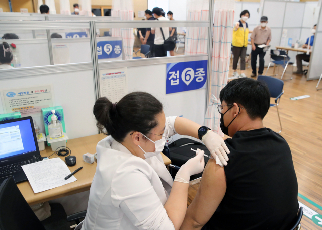 고등학교 3학년 학생 및 교직원 백신 접종이 시작된 19일 서울 양천구 해누리타운에서 한 학생이 접종을 받고 있다. [연합]