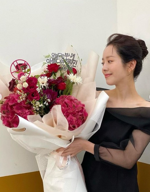 Actor Han Ji-min showed off her innocent visualsOn the 19th, Han Ji-min posted several photos on his Instagram with the phrase Thank you.Han Ji-min in the photo is taken with a bouquet of flowers larger than his body. The bouquet contains the phrase Han Ji-min, which is brilliant today.Han Ji-min also admired the slender clavicle line in a shoulder-revealing dress.On the other hand, Han Ji-min is looking forward to choosing Happy New Year as his next work.Happy New Year is a story about people who have found their own hotel Emlos with their own stories and make their own connection in their own way.