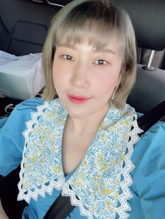 On the 18th, Kim Yeong-hee posted a picture on his instagram with an article entitled Now the passenger seat is adapted.The photo, which was released on the day, included Kim Yeong-hee, who sat in the vehicle The passenger seat and even seat belt.Wearing a flower patterned Big Kara blouse, Kim Yeong-hee sported a refreshing beauty in a bangs-down single-haired hairstyle.Kim Yeong-hee recalled Husband Yoon Seung-yeol and Love, saying, I had never been in my boyfriends car, so when I was in love with the passenger seat, I had to pay for the car because the passenger seat was not adapted. What should I say when I got off ... There was a time when the passenger seat was not adapted to the world.Meanwhile, Kim Yeong-hee marriages with 10-year-old baseball player Yoon Seung-yeol in January.Photo: Kim Yeong-hee Instagram