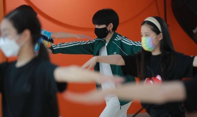 기본 루틴 수업에서 턴 동작을 배우고 있는 아이들.