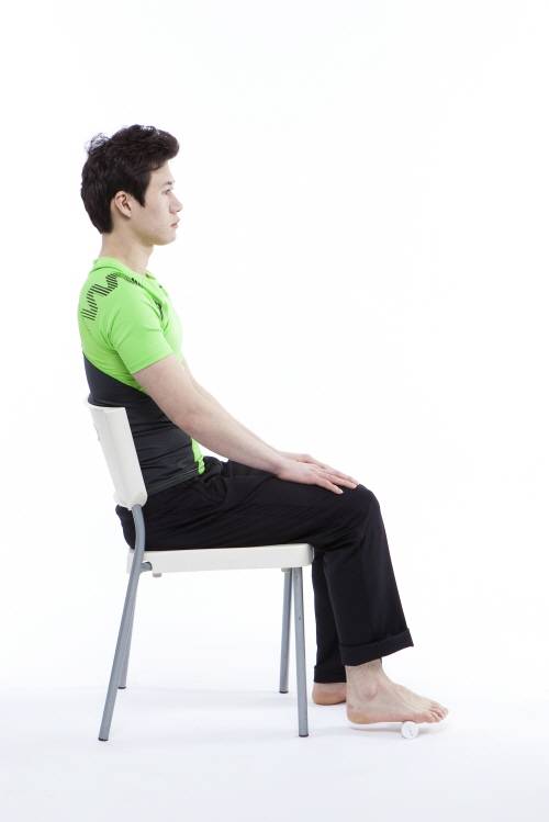 볼울 이용한 스트레칭/사진=강남나누리병원 제공