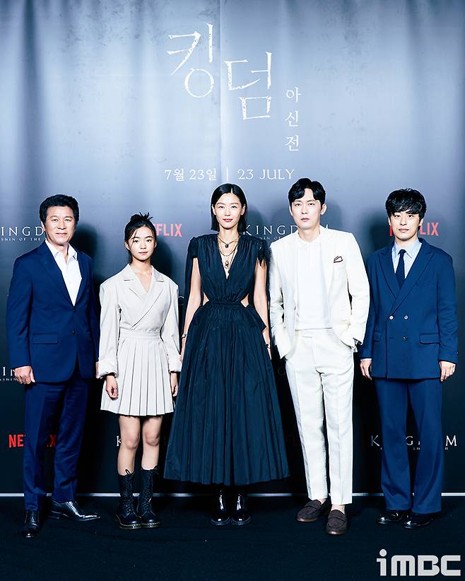 Kingdom: Ashinjeon, which starred Jeon Ji-hyun, Byeong-eun Park, Kim Si-ah, Kim Roe-ha, and Koo Kyo-hwan and drew attention with the works of director Kim Sung-hoon and writer Kim Eun-hee, will be released to more than 190 countries around the world through Netflix on the 23rd.iMBC  Photo Netflix