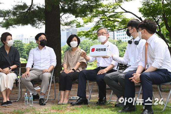 국민의힘 대선주자인 최재형 전 감사원장(오른쪽 세 번째)이 20일 오전 서울 여의도 국회의원회관 앞에서 국민의힘 대변인단과 간담회를 열고 있다.