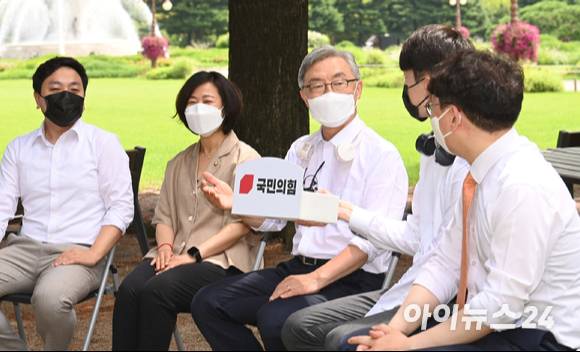 국민의힘 대선주자인 최재형 전 감사원장(오른쪽 세 번째)이 20일 오전 서울 여의도 국회의원회관 앞에서 국민의힘 대변인단과 간담회를 열고 있다.