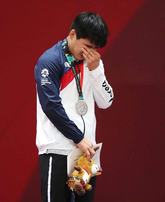 한국 유도 대표팀 안창림 선수가 자카르타-팔렘방 아시안게임 당시 오노에 져 은메달을 딴 뒤 우는 모습. [뉴스1]  30일 인도네시아 자카르타 컨벤션센터에서 열린 2018 자카르타·팔렘방 아시안게임 남자 유도 -73kg 메달 세리머니에서 안창림이 은메달을 목에 걸고 눈물을 흘리고 있다. 이날 안창림은 결승전에서 일본의 오노 쇼헤이에게 석연치 않는 심판 판정으로 패하며 은메달에 머물렀다. 2018.8.30. [뉴스1]