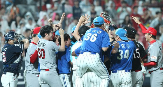 '2015 KBO 올스타전' 드림 올스타-나눔 올스타전이 7월 18일 수원 케이티 위즈 파크에서 개최됐다. 이승엽, 강민호 등 드림팀 선수단이 승리의 하이파이브를 하고 있다.