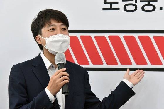 이준석 국민의힘 대표가 지난 19일 서울 여의도 국회에서 열린 2030 청년인재 발굴 및 육성을 위한 업무협약식에서 환영사를 하고 있다. 임현동 기자