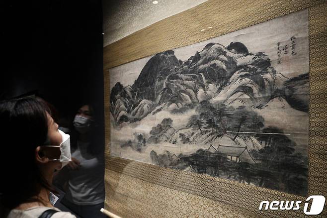 20일 오전 서울 용산구 국립중앙박물관에서 열린 '고 이건희 회장 기증 명품전' 언론공개회에서 참석자들이 겸재 정선의 '인왕제색도'를 살펴보고 있다. '위대한 유산을 함께 누리다-고 이건희 회장 기증 명품전'은 이건희 회장 기증품 중 시대와 분야를 대표하는 명품 45건 77점(국보·보물 28건 포함)을 선보이며 전시는 오는 9월26일까지 계속된다. /뉴스1