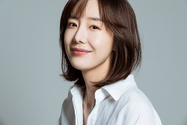 Actor Yoon Jin-hee was tested positive for COVID-19 (a new coronavirus infection).On July 20, according to a broadcasting official, Yoon Jin-hee was recently tested for COVID-19 and confirmed.Yoon Jin-hee is filming SBS new drama I am breaking up now which was organized in the second half.Actor Song Hye-kyo, Jang Ki-yong, Choi Hee-seo, Kim Joo-heon, Park Hyo-joo, Cha Hwa-yeon, Yun Na-mu, Ki Eun-se, Exo Sehoon and Girls Day Yura appear in Im Breaking Up Now.An official said, Yoon Jeong-hee has not had a recent shooting, so there is no problem in shooting the drama.Actor Ahn Hee-yeon (EXID Hani), a member of the Surbream Artist Agency such as Yoon Jin-hee, was notified of the positive reaction of COVID-19 on the morning of the 20th.Hani recognized the confirmation of the staff COVID-19 that was working together, and conducted the COVID-19 test preemptively.Hani is participating in filming the new drama IDOL (Idol: The Coup), which airs in the second half of JTBC.In the aftermath of the Hani confirmation, the IDOL team canceled the scheduled shooting schedule; all staff members whose lines overlap with Hani or suspected contact will be tested for COVID-19.