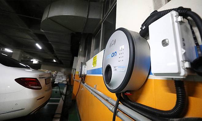 신축 건물 뿐 아니라 아파트를 포함한 기존 건물에 전기차충전소 의무설치비율이 적용된다. 사진은 20일 서울 중구의 한 아파트 단지내 지하주차장에 전기차충전소가 설치돼 있는 모습. 뉴시스