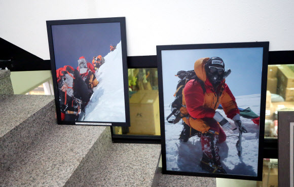 20일 오전 광주 동구 운림동 김홍빈과 희망만들기 사무실 계단에 김홍빈 대장의 사진이 걸려 있다. 김 대장은 장애 산악인 최초로 히말라야 14좌 완등에 성공하고 하산 과정에서 조난을 당했다.광주 연합뉴스